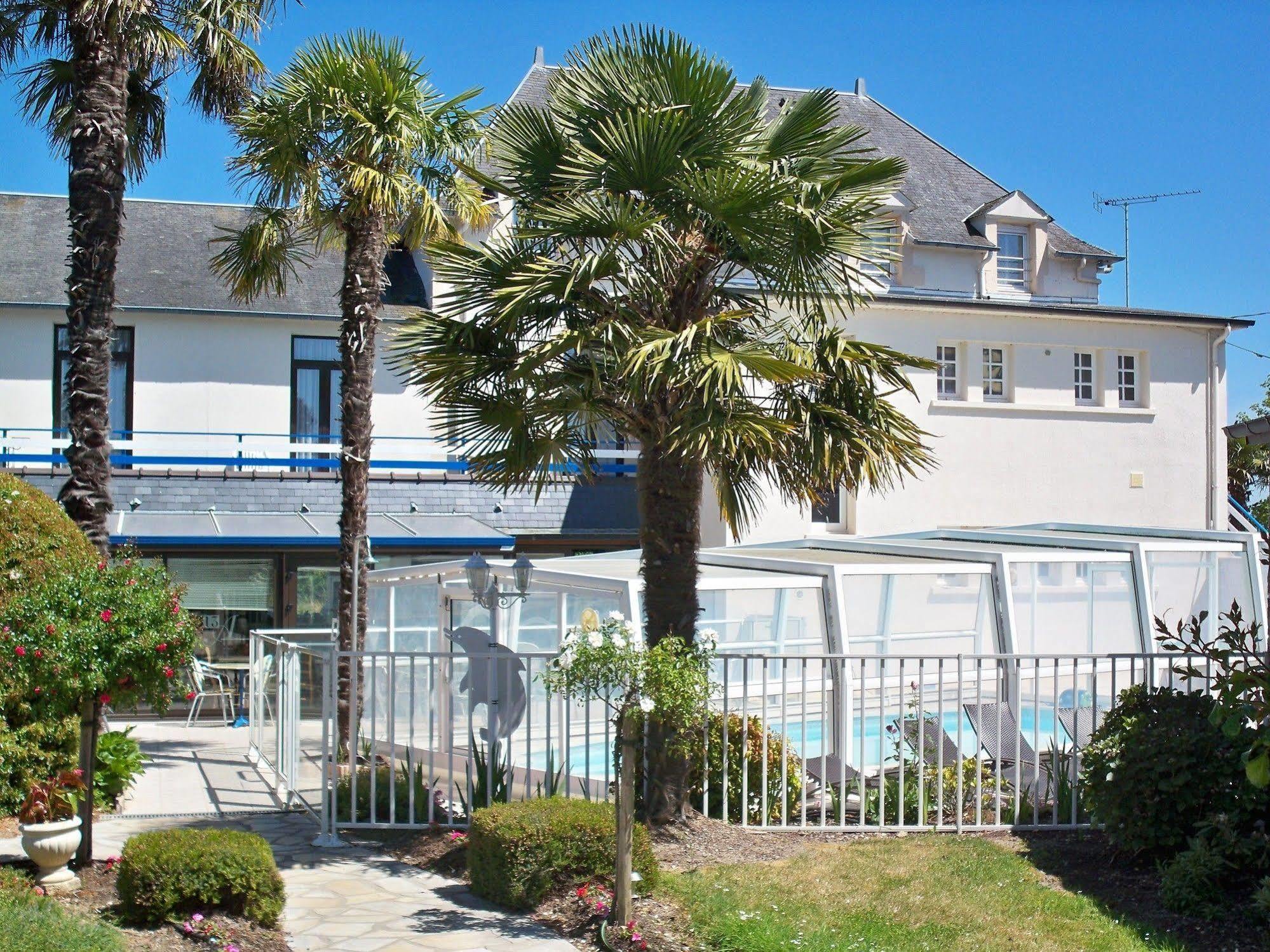 Hotel Restaurant Les 13 Assiettes Le Val-Saint-Père Exterior foto