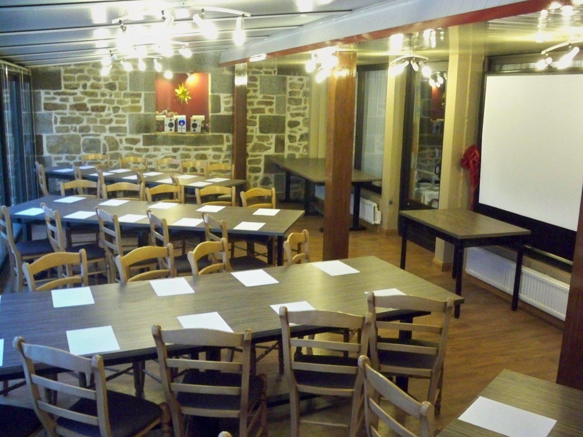 Hotel Restaurant Les 13 Assiettes Le Val-Saint-Père Exterior foto