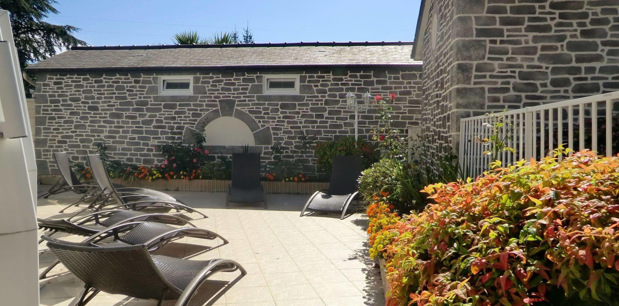 Hotel Restaurant Les 13 Assiettes Le Val-Saint-Père Exterior foto